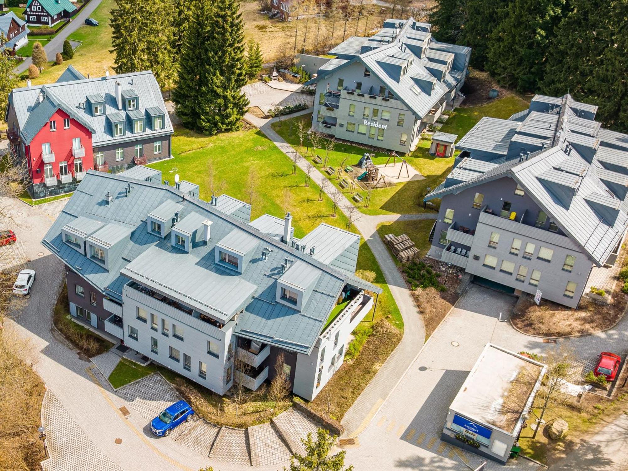 WELLNESS APARTMÁN RESIDENT HARRACHOV C308 Horský apartmán 2KK s velkou terasou a vlastním parkováním v garáži Esterno foto