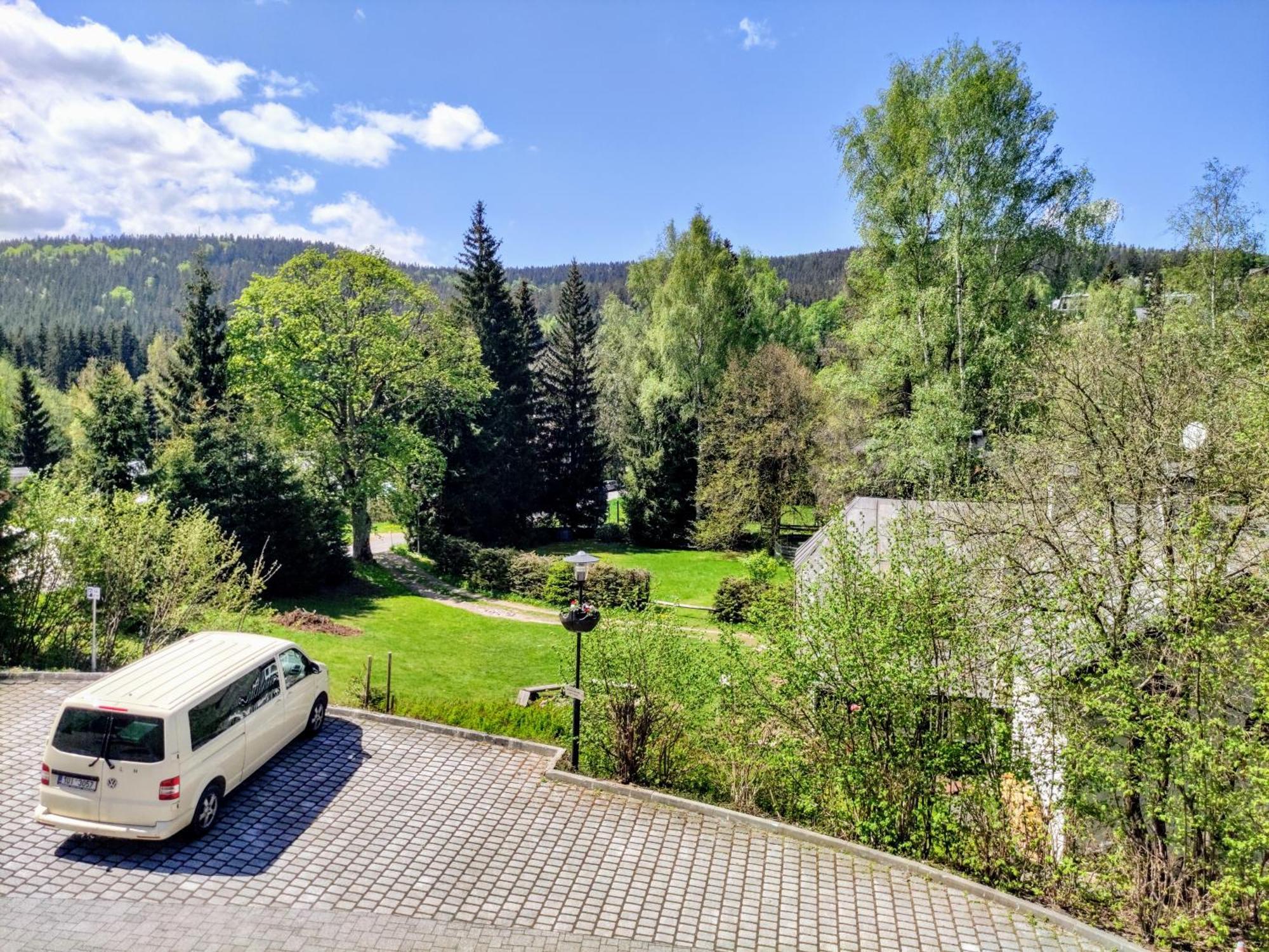 WELLNESS APARTMÁN RESIDENT HARRACHOV C308 Horský apartmán 2KK s velkou terasou a vlastním parkováním v garáži Esterno foto